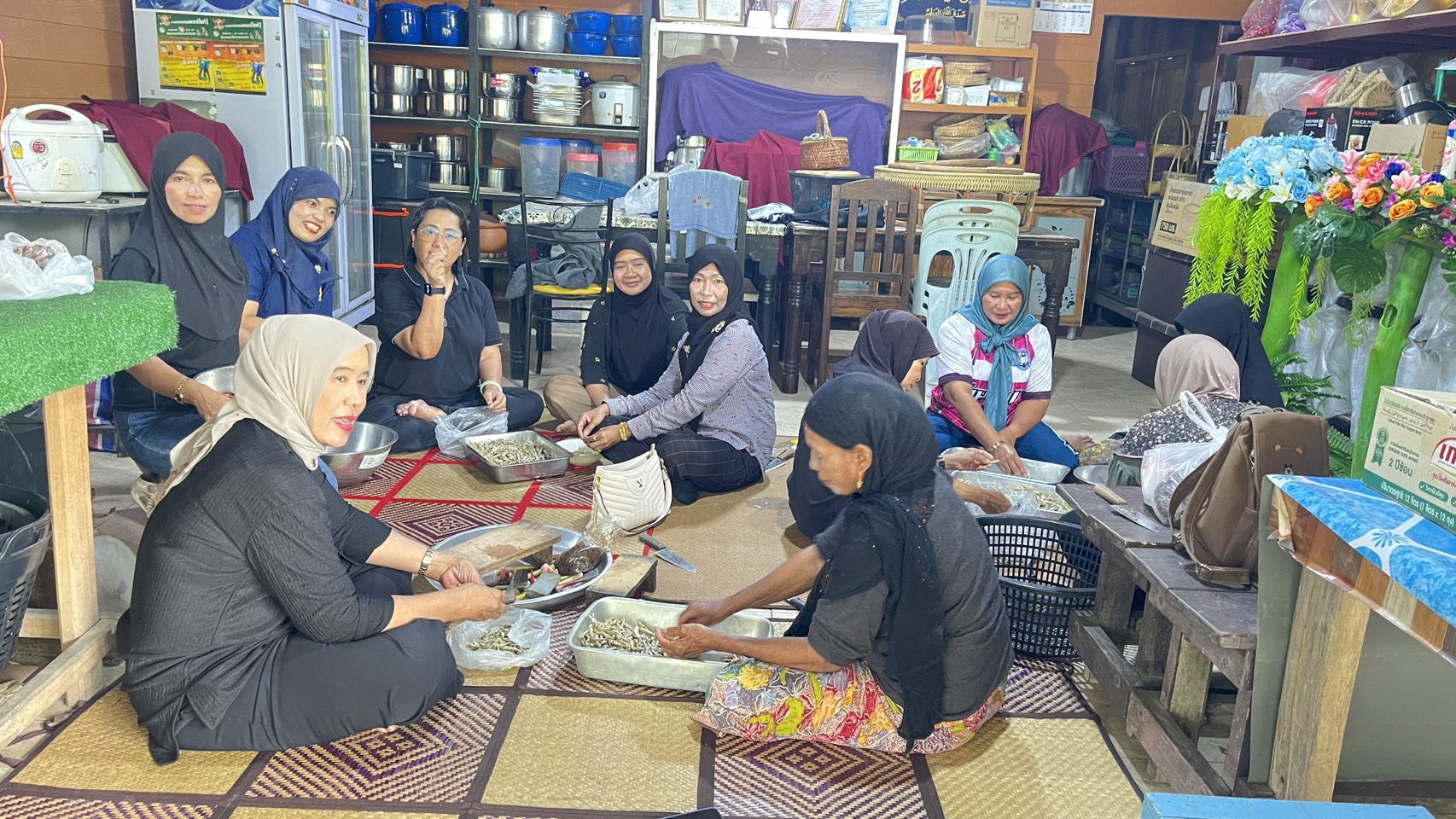 🥘พช.เกาะยาว ร่วมกับ คณะกรรมการพัฒนาสตรีอำเภอเกาะยาว จังหวัดพังงา รวมพลังทำน้ำพริกปลาฉิ้งฉ้าง ช่วยผู้ประสบภัยน้ำท่วมจังหวัดสงขลา “ชาวพังงาห่วงใยคนไทยไม่ทิ้งกัน”🐟