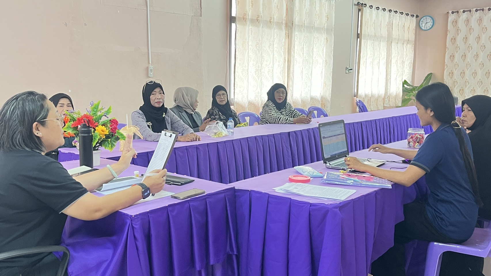 👩🏻พช.เกาะยาว ประชุมคณะกรรมการพัฒนาสตรีเพื่อหาแนวทางช่วยเหลือผู้ประสบภัยน้ำท่วมอำเภอหาดใหญ่ จังหวัดสงขลา ในการจัดตั้งครัวชุมชนเคลื่อนที่ระหว่างวันที่ 6 - 8 ธันวาคม 2568