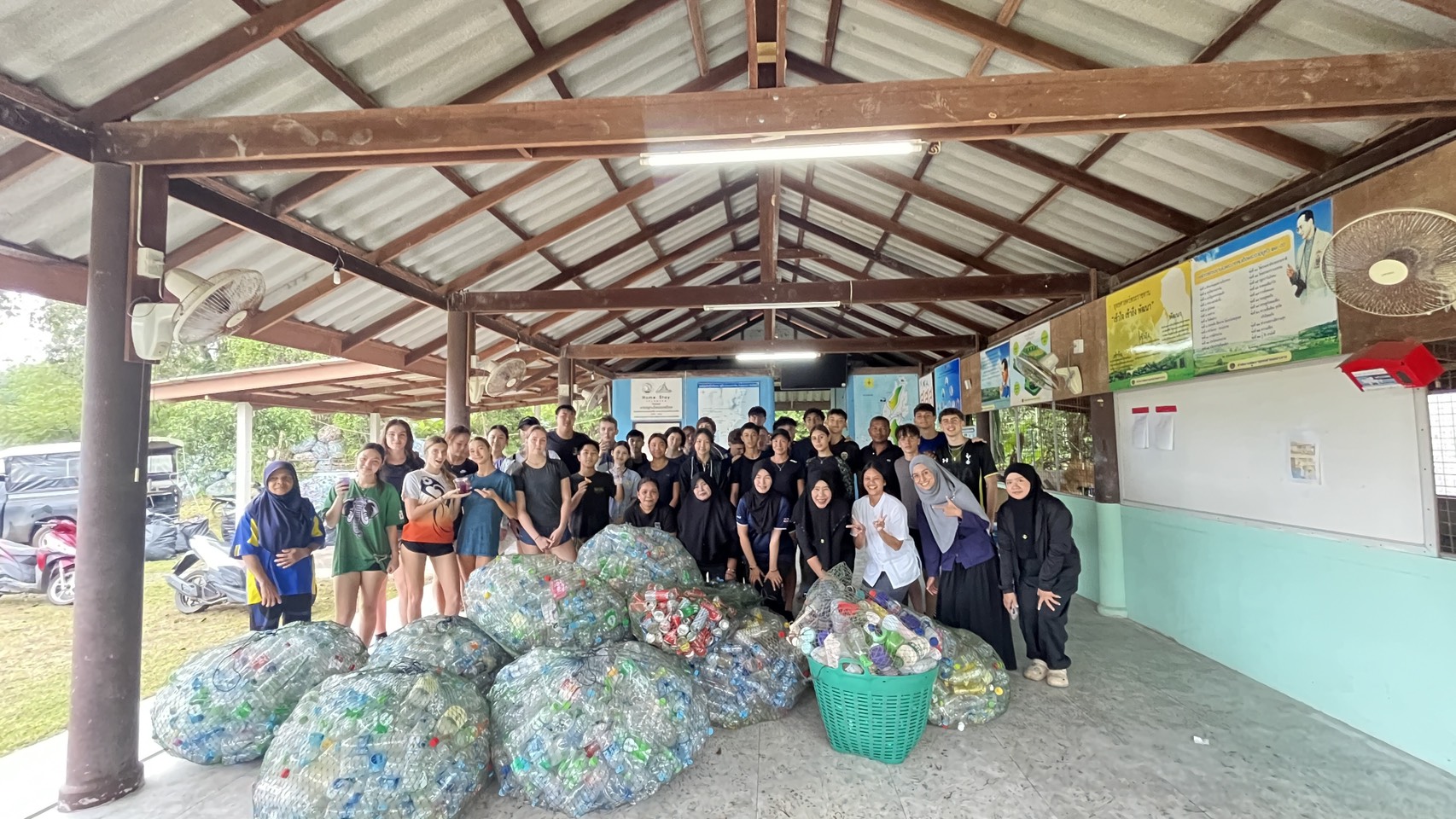 🩵🩵🩵พช.เกาะยาว ร่วมกับคณะกรรมการกองทุนแม่ของแผ่นดินบ้านริมทะเล ร่วมคัดแยกขยะพลาสติกเพื่อสมทบเงินเข้ากองทุน🩵🩵🩵