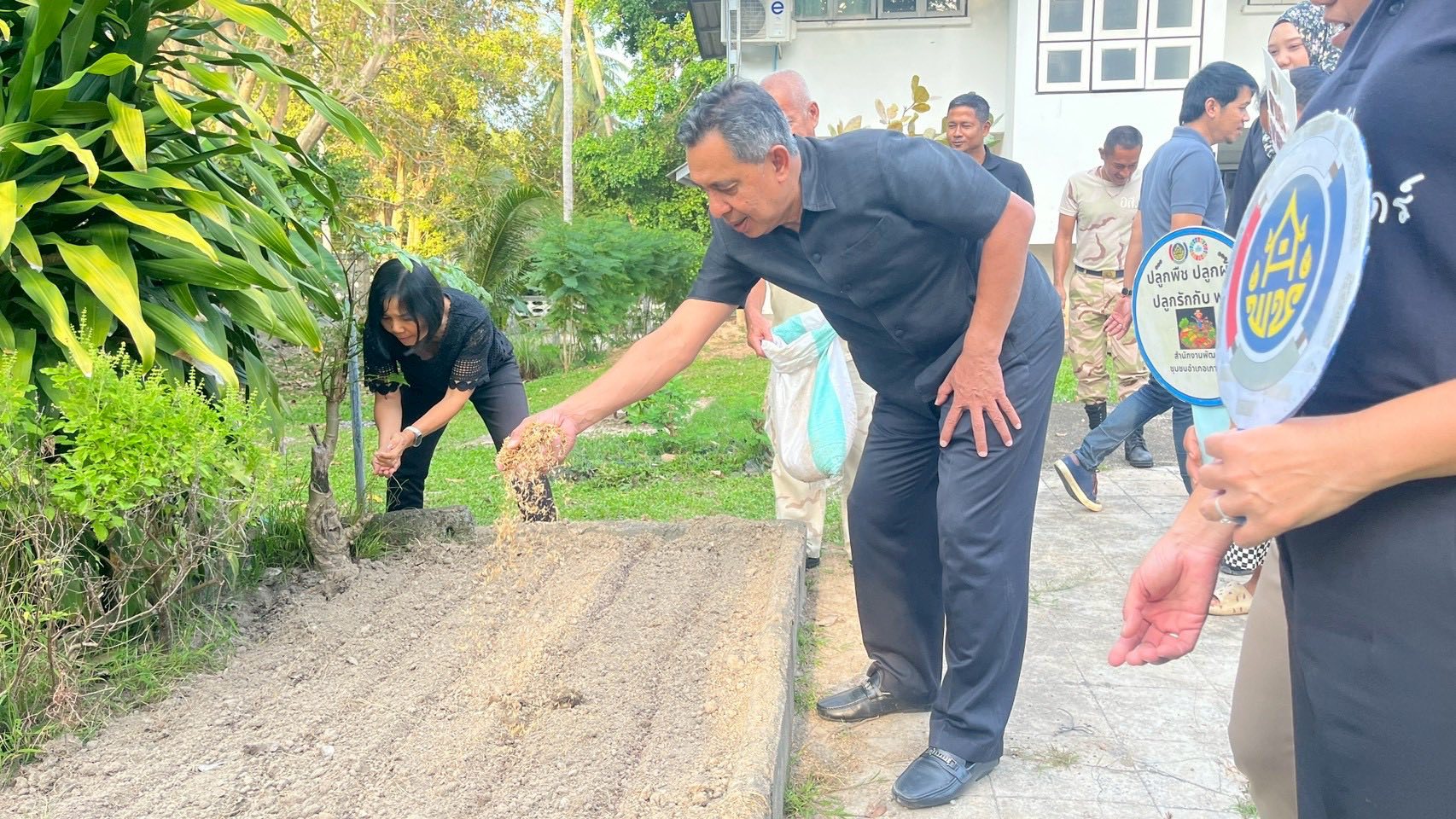 พช.เกาะยาว ร่วมกิจกรรมปลูกผักสวนครัว เพื่อสร้างความมั่นคงทางอาหาร “ผู้นำต้องทำก่อน” 