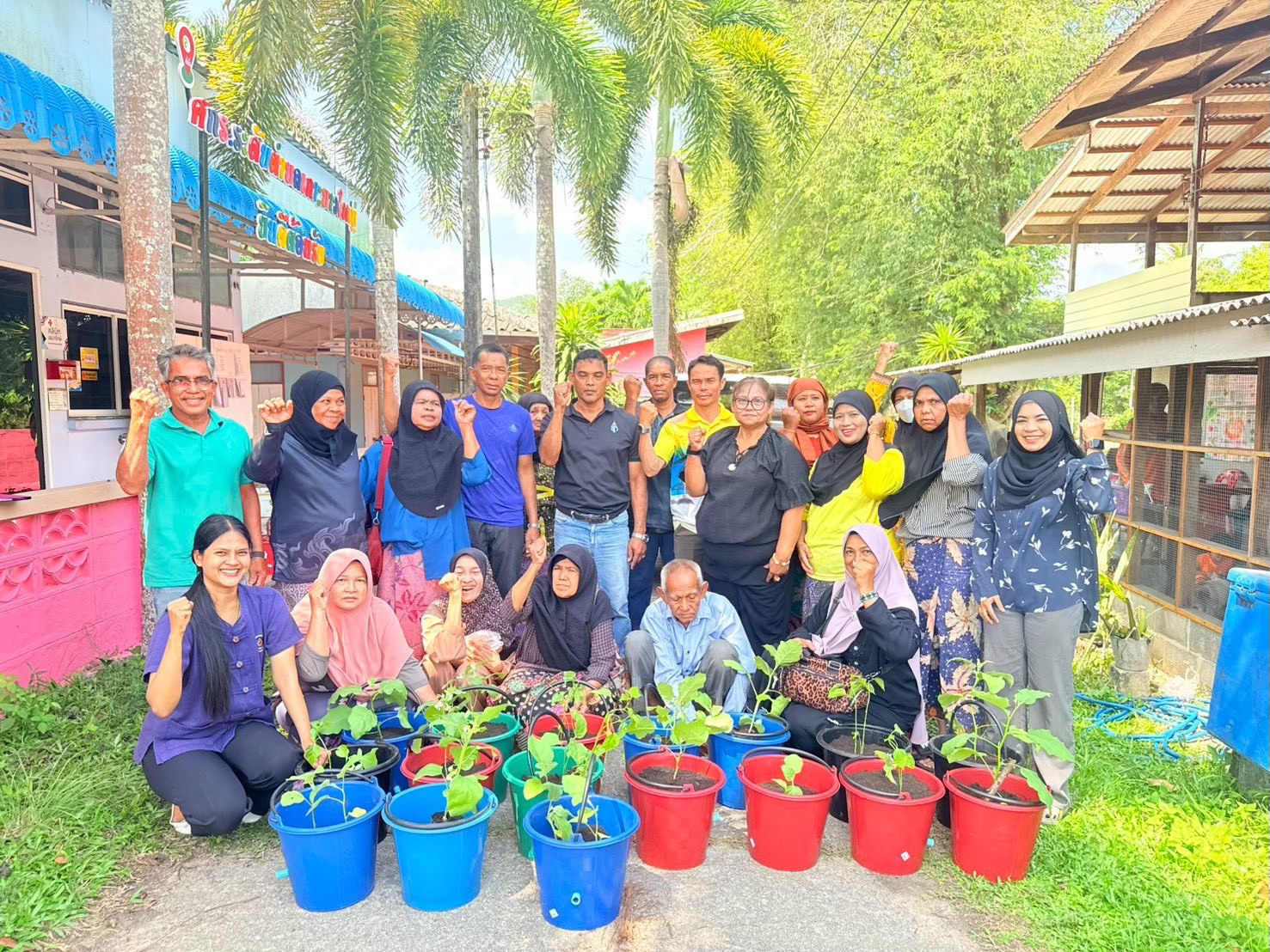 พช.เกาะยาว ให้ความรู้การปลูกผักสวนครัว เพื่อสร้างความมั่นคงทางอาหาร ด้วยวิธี "ปลูกผักน้ำน้อย"